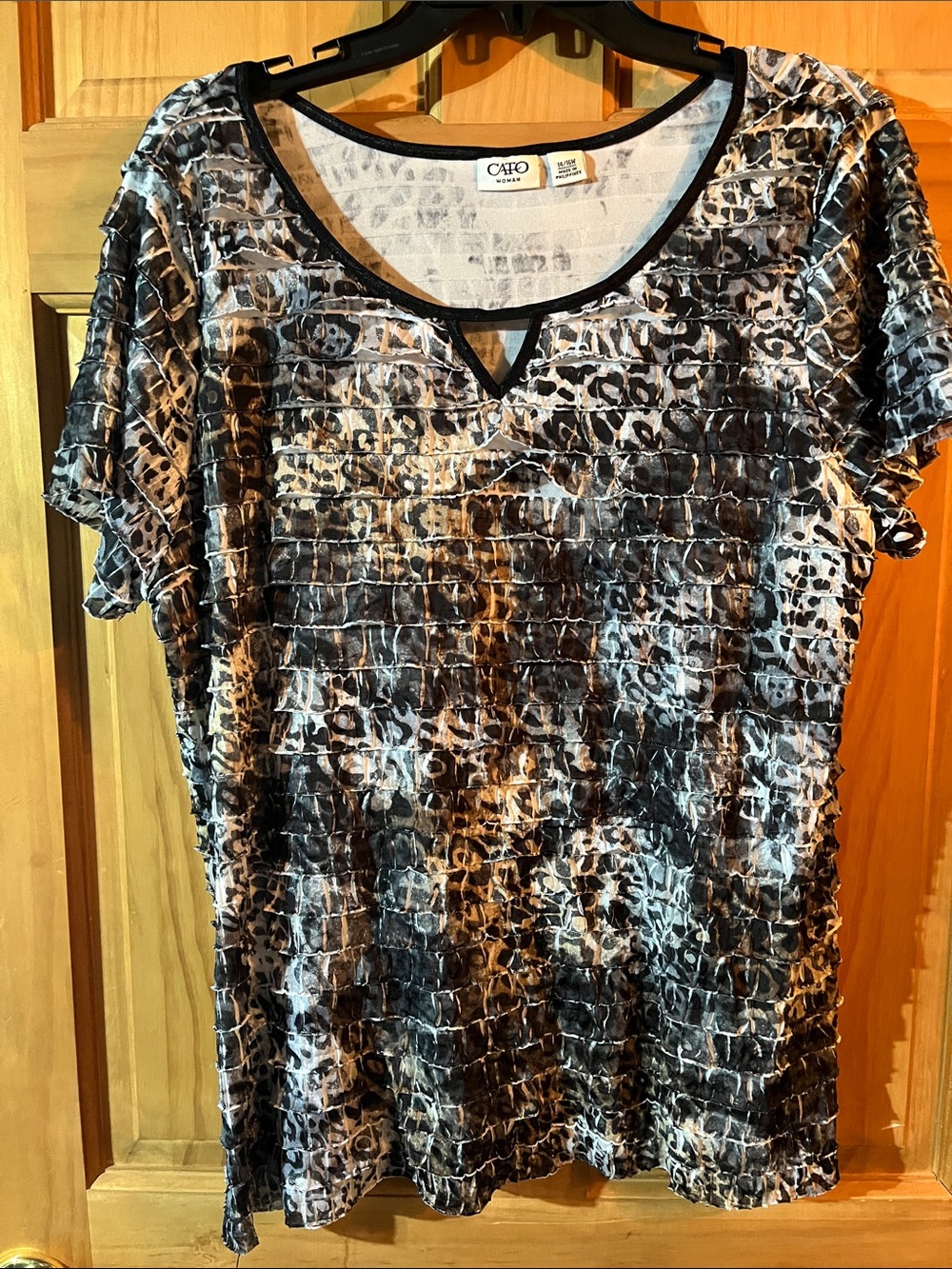 Cato Black and White Crinkle Notch-Neck Short Sleeve Top